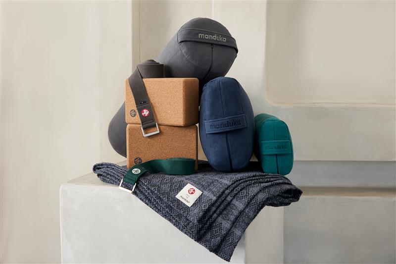 A GUIDE: HOW TO USE YOGA PROPS