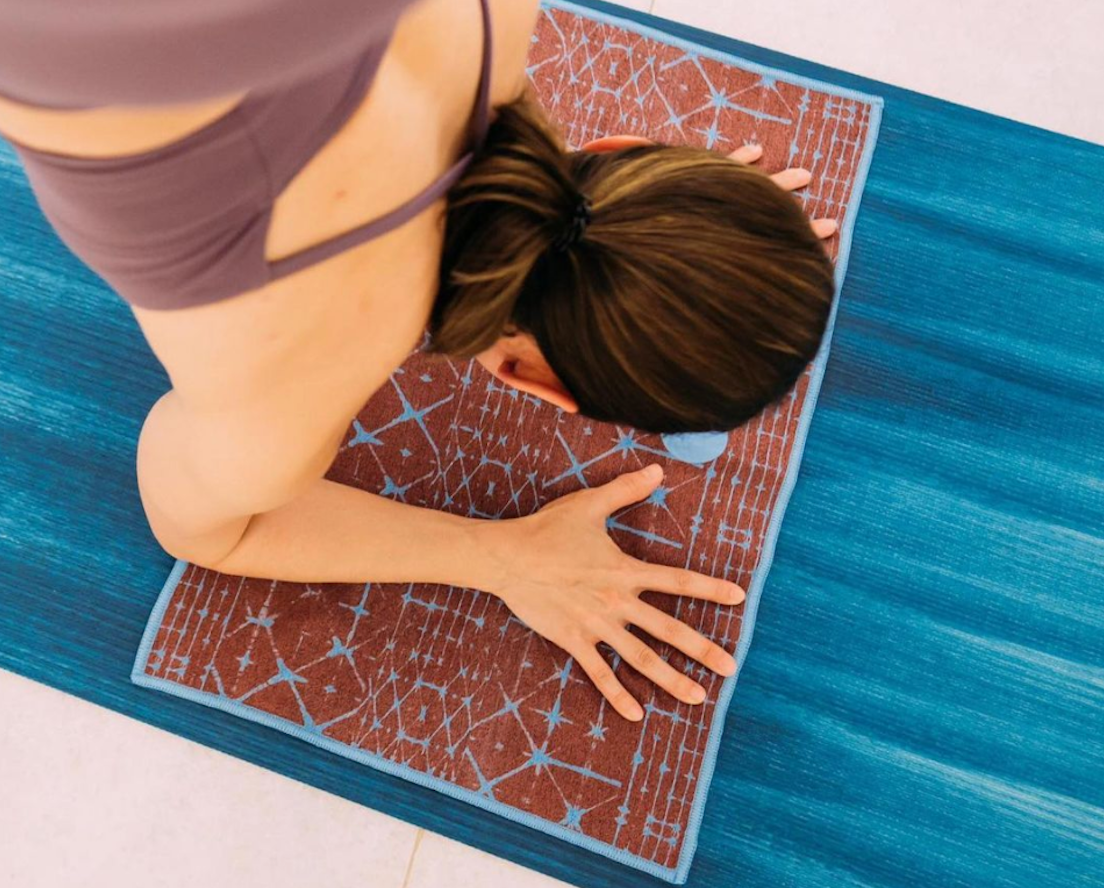 Yoga Mat Towel,Microfiber Non Slip Yoga Mat Towel,Skidless Grip Rubber  Bottom Ultra Soft and Sweat Absorbent