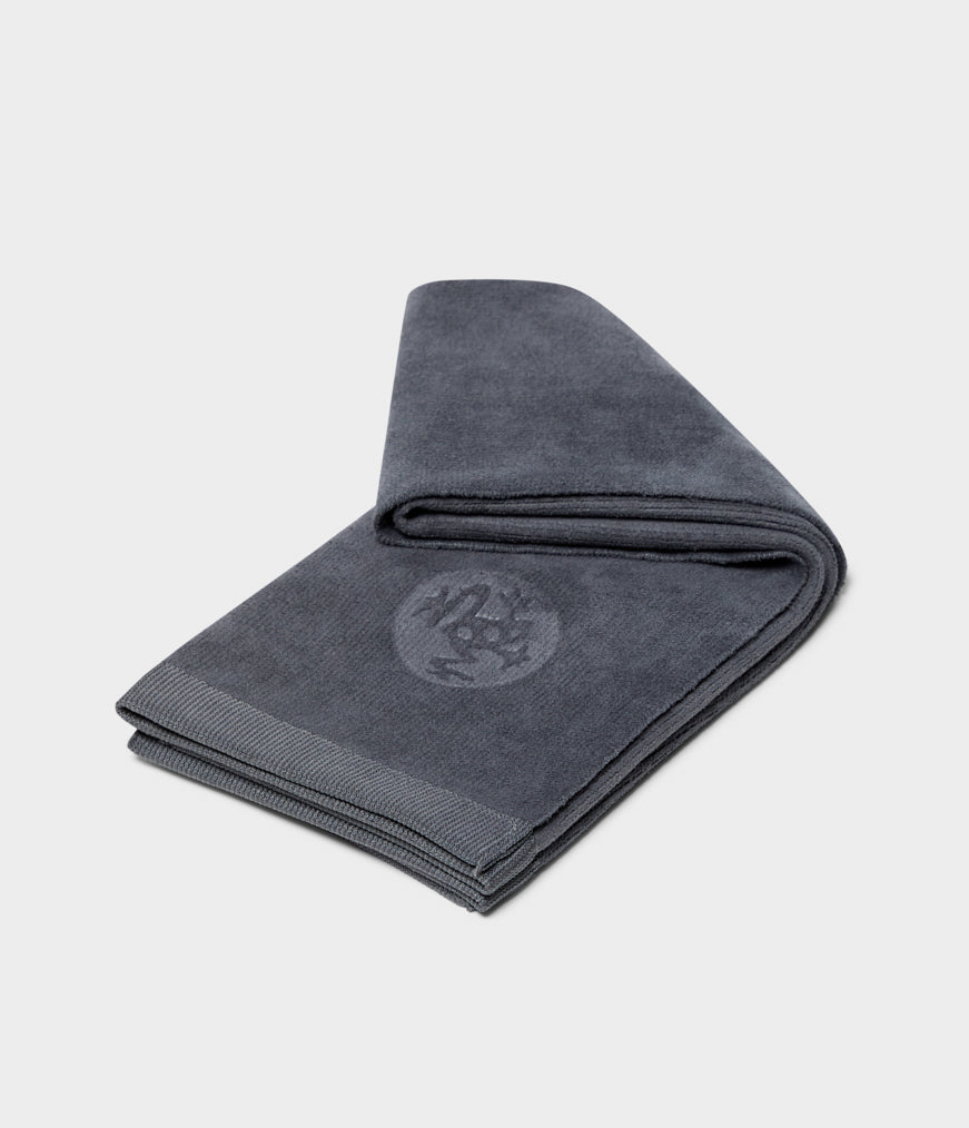 Manduka eQua Yoga Mat Towel - Quick Drying Microfiber, Lightweight, Easy  for Travel, Use in Hot Yoga, Vinyasa and Power, 72 Inch (182cm) Midnight